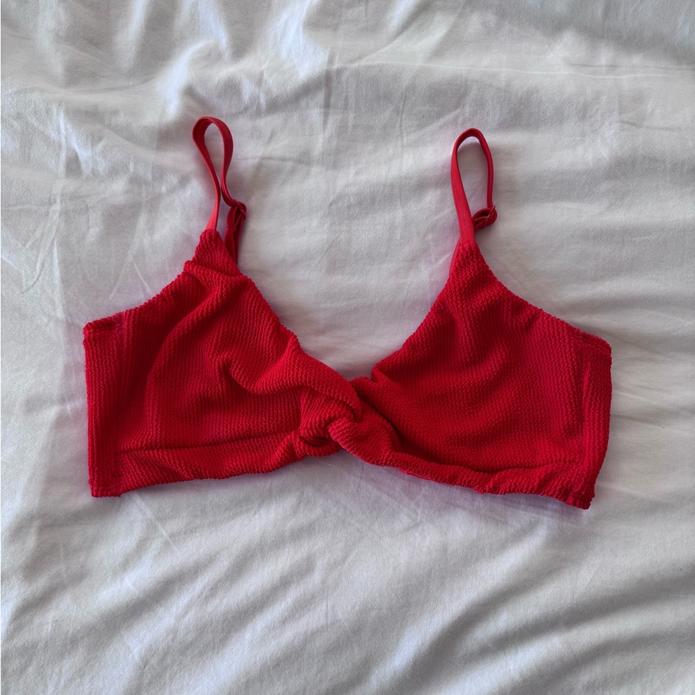 Good American always fits twist bikini top in bright poppy 002